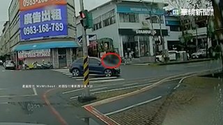 疑過彎沒減速撞飛2行人! 駕駛:沒看到有人通過