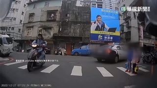 新北警車路口"不讓學童" 分局:記警申誡一次