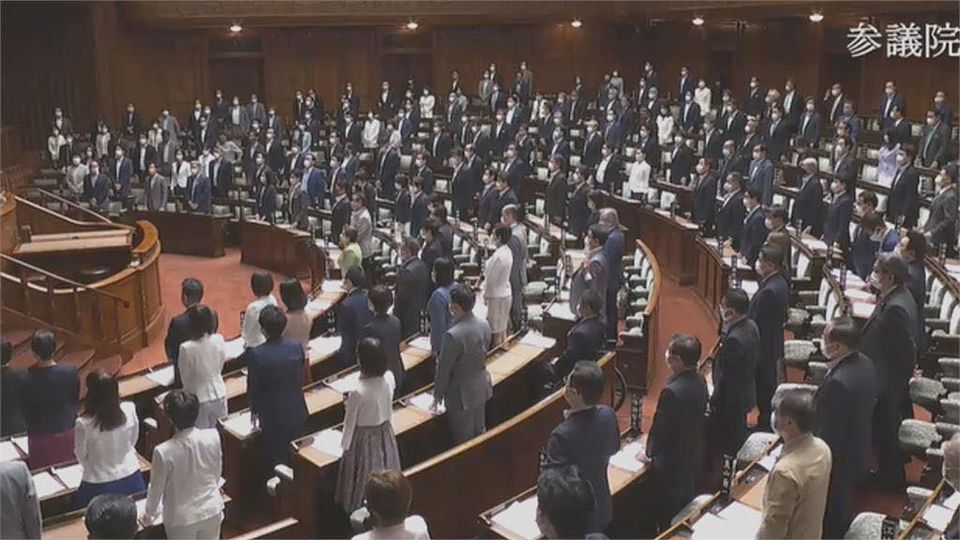 日本參議院全體議員起身力挺台灣影片曝光。(圖/翻攝矢板明夫臉書)