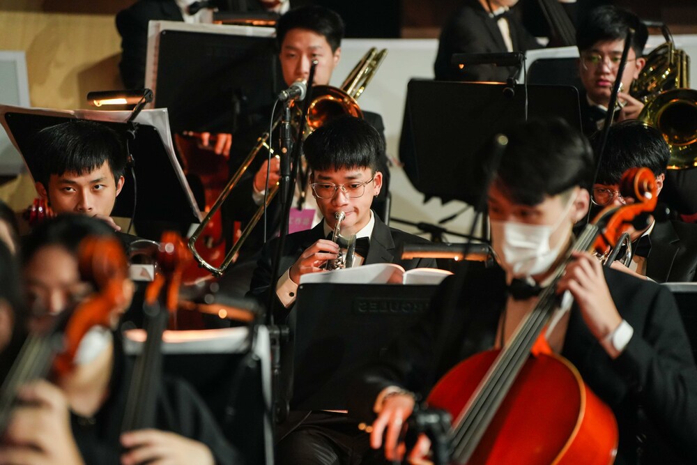 動員超過五十人的台藝大音樂學系管弦樂團。(圖/文總)