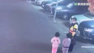 趁媽媽沒注意... 小兄妹深夜溜出門逛超商