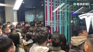 不滿特斯拉突大降價 中國車主怒闖門市抗議