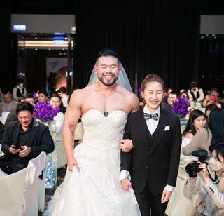 健身網紅「PEETA葛格」婚禮反串！大露「事業線」嗨翻現場