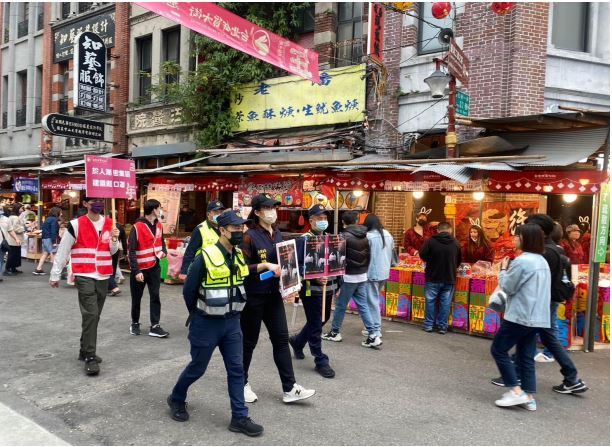 預防扒手偷竊，台北市警察局上街手持標語，提醒民眾留意自身財務(圖/台北市政府提供)
