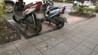 車格塗銷收費告示未拆！　女騎士停車格遭拖吊