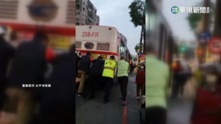 公車疑漏油拋錨恐害回堵 警民合力推離