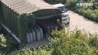 重新橋下驚見"大型火藥庫" 347鋼瓶藏棚架