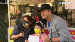 考滿分換"曹錦輝簽名球" 吸引爸媽球迷排隊