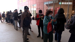 台中市區購物中心試營運 七叉路口車堵一團