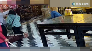 鳳山城隍廟女子遭狂巴頭痛哭　志工出聲制止