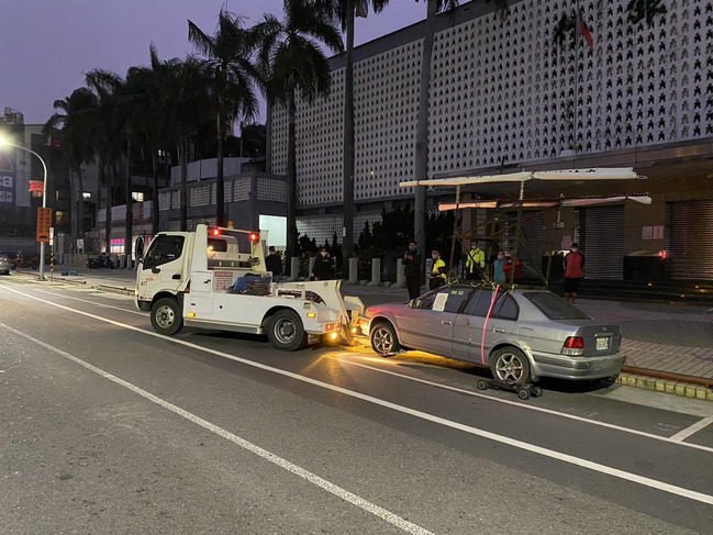 台南十大傳奇之一消失！結束多年鬥爭 「抗議車」遭全數拖吊 | 華視新聞