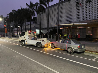 台南十大傳奇之一消失！結束多年鬥爭 「抗議車」遭全數拖吊