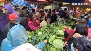 年前瘋搶年貨　基隆南興市場人潮擠爆