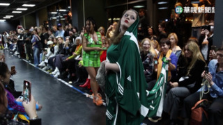 諷刺剝削勞工！　社會團體惡搞運動品牌走秀