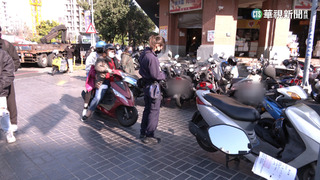 不想付錢！　新商場停車場空　人行道卻擠滿機車