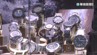 揭鐘錶行神祕客面紗　評論家:問題都很專業