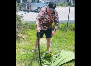 請人抓蛇還賴帳！澳洲捕蛇人怒把毒蛇丟回