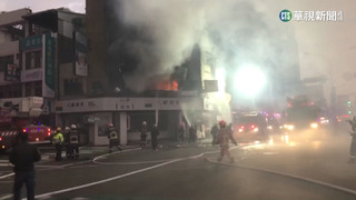中友百貨旁透天大火 消防挺進火場救5住戶