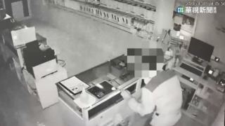 慣竊破壞門鎖闖通訊行　掃走10萬現金.手機