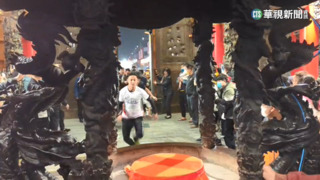 就是要搶到頭香　側滑鑽門縫、父女檔互拚