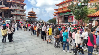 初一發錢母　走春祈福、宮廟擠滿排隊人潮