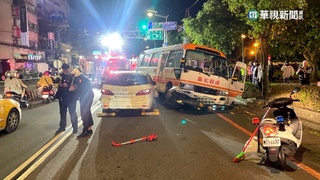 客運逆向衝撞　騎士受困車底骨折送醫