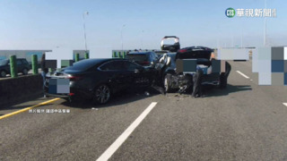 休旅車被鏟起 國3北上5車連撞疊羅漢一度回堵