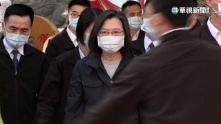 總統赴高雄拜廟發福袋　民眾排長龍搶拿