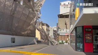 風太大！　台中公益路6樓高鷹架倒塌.壓民宅