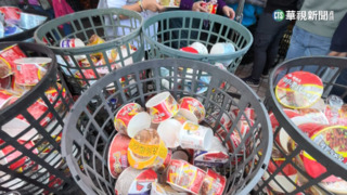 「泡麵土地公」求財夯　中寮石龍宮外車陣1公里