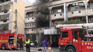 疑開工鞭炮燒透天厝 屋主兒女驚恐獲救
