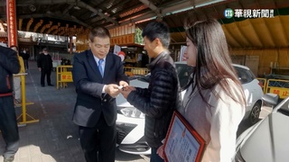 青農擲11聖筊獲轎車 攜女友領獎:當新娘車