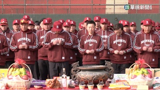 樂天嘉義開練！　「小飛刀」陳鴻文披「猿」袍