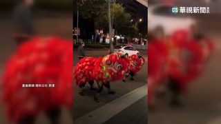 診所開工舞獅獻瑞！　一看布條竟是「還錢」