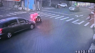 疑不滿外送員騎前方擋路　駕駛暴怒撞車打人