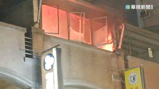 3層樓透天厝疑氣爆　百萬名車遭碎玻璃砸中