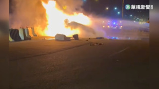 男開車闖台中港管制區　逃逸自撞圓環護欄起火