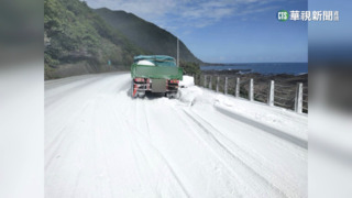 貢寮有積雪？　「碳酸鈣」粉末外洩　染白台二線