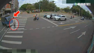 「行人地獄」！　7旬翁走斑馬線　貨車左轉狠撞