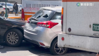 歹徒開車竄逃被2公車包夾 警開10槍當街抓人