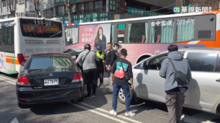 警公車旁開10槍抓人　司機英勇指揮乘客「趴下」