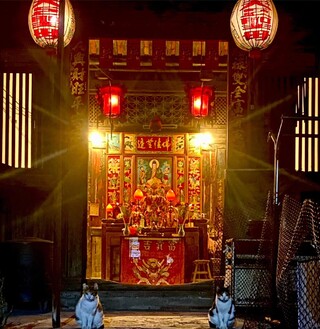 神明廳出現「2貓門神」超霸氣！萌翻一票網友：快給罐罐