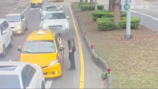 賓士男街頭逼車！　持鐵棍恐嚇計程車司機