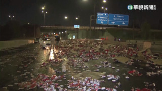 智利卡車車禍　18噸罐裝啤酒灑地　民眾搶撿