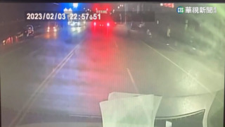 疑視線死角撿手機送命　警:車道停留.違停恐罰