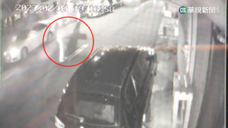 媽抱1歲子穿越馬路　遭機車撞「兒噴飛重摔」