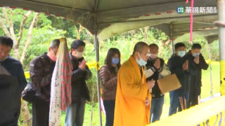 騎車撞路邊活動帳篷　帶兒看天燈...雙寶媽亡