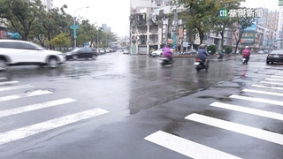 通行無號誌路口　行人錄影疑測「生命捍路權」