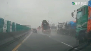 預拌車變換車道失控　釀6車追撞1重傷1輕傷