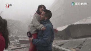 土耳其強震接連來襲　記者暖心救童獲好評